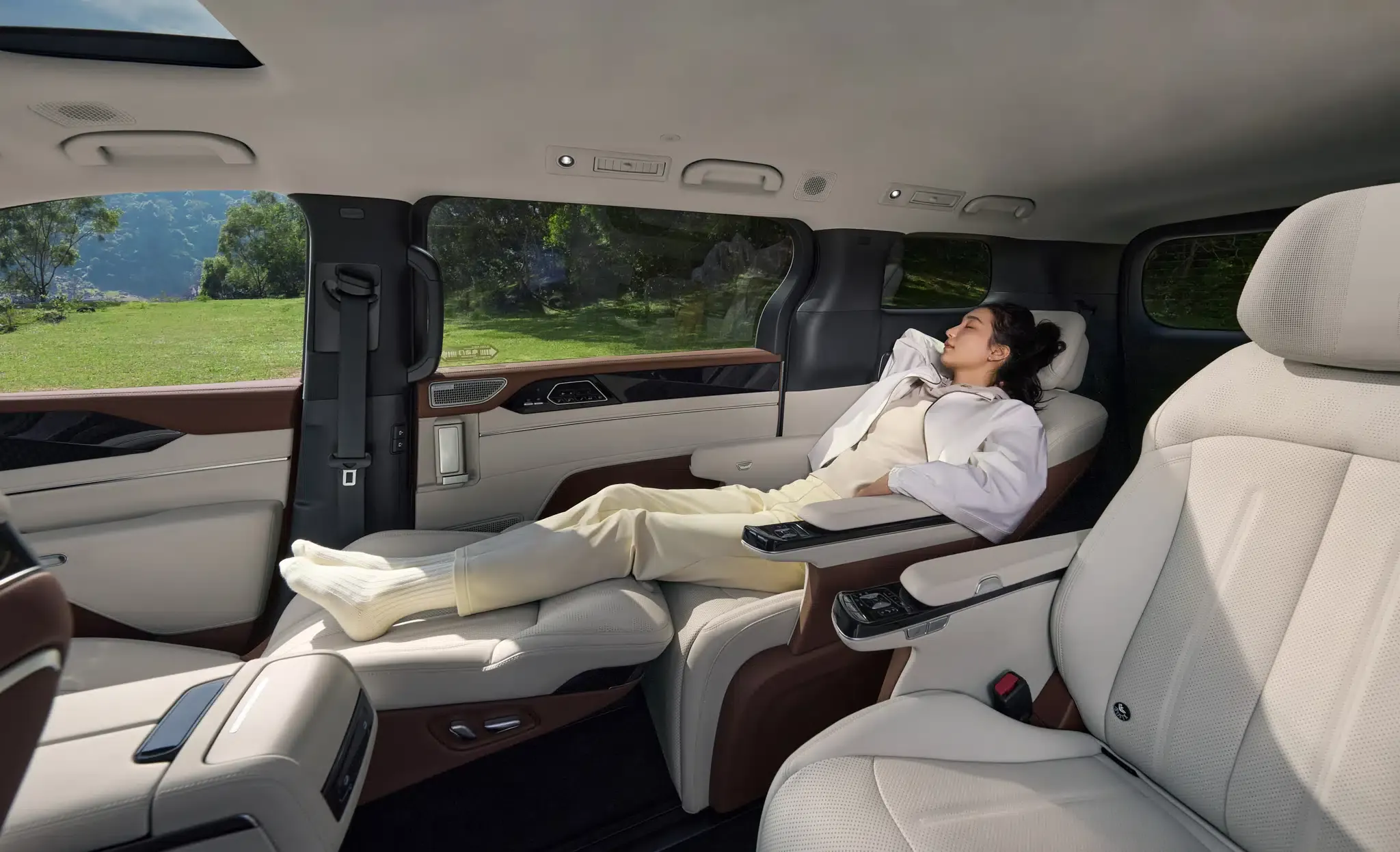 BYD M9_Lifestyle_4.webp