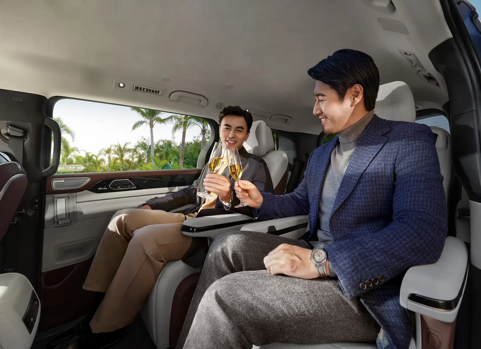 BYD M9_Lifestyle_7.webp