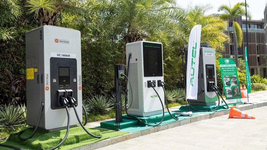 Trụ sạc xe điện BYD lắp tại showroom đại lý chính hãng