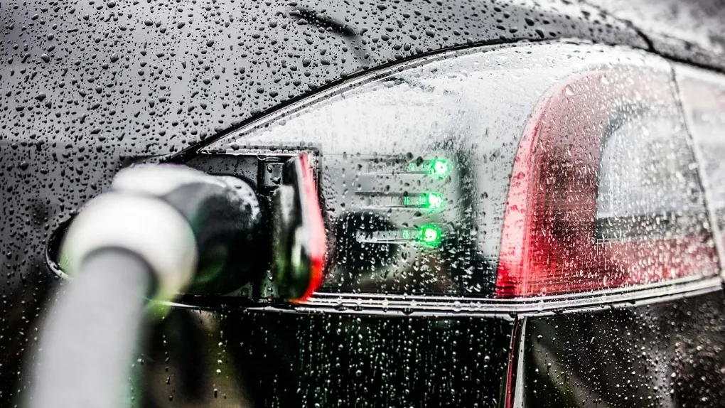 Sạc xe điện dưới trời mưa không nguy hiểm