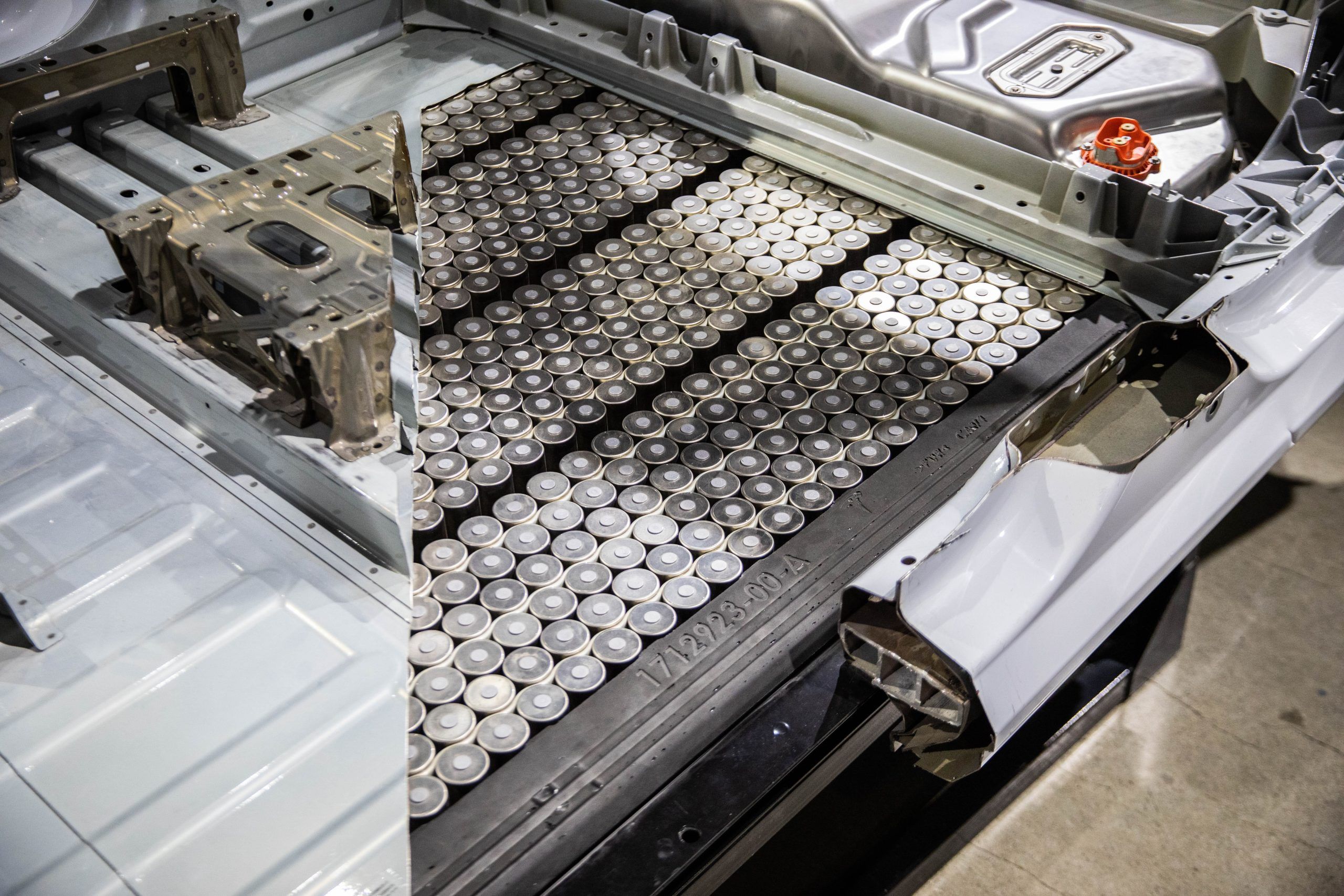 Tesla-4680-battery-cells-3-scaled.jpg