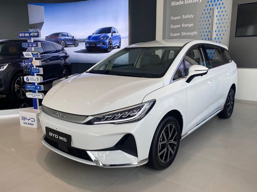 byd-m6-2025.jpg