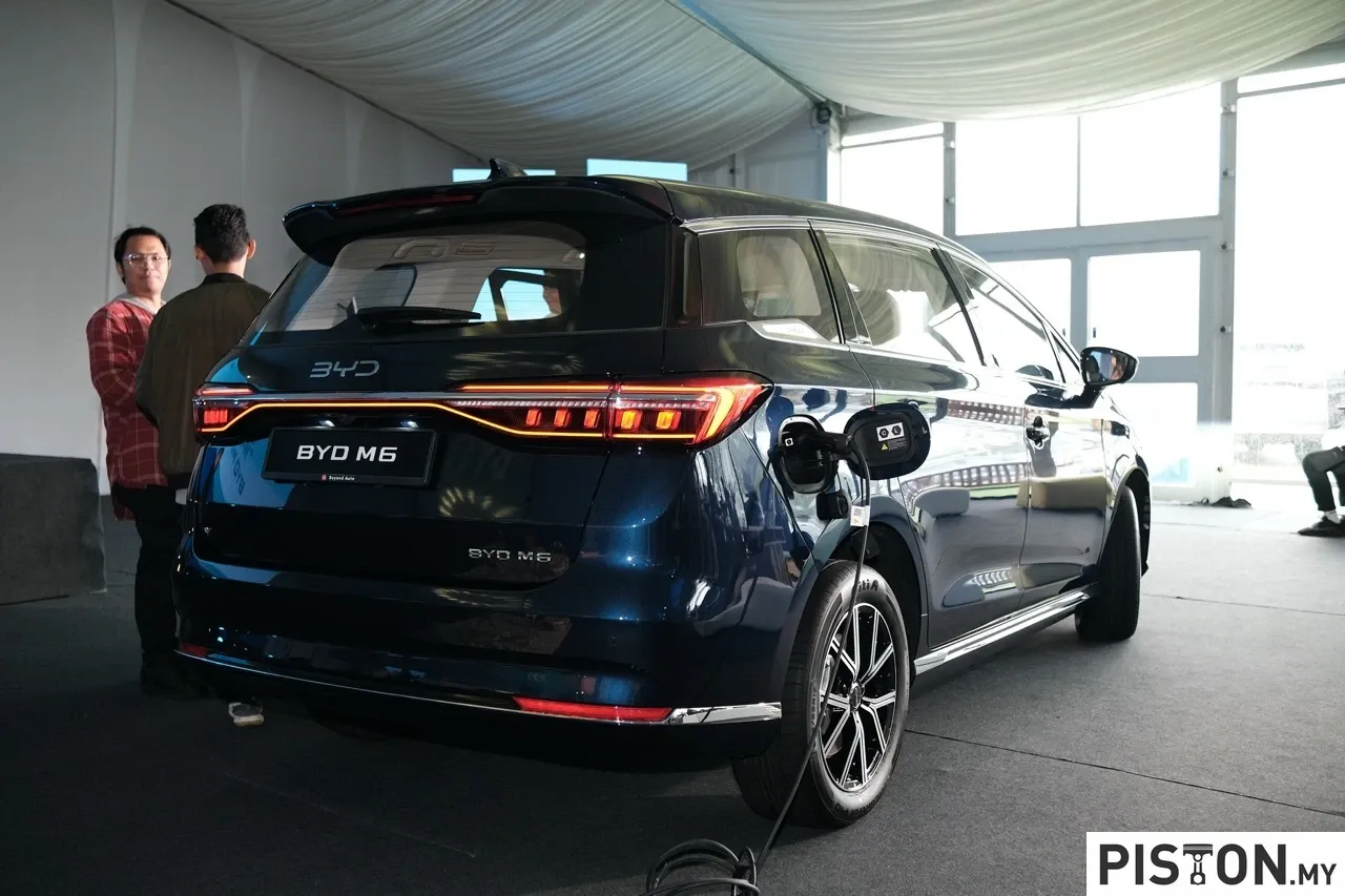 byd-m6-sac-tai-nha.webp