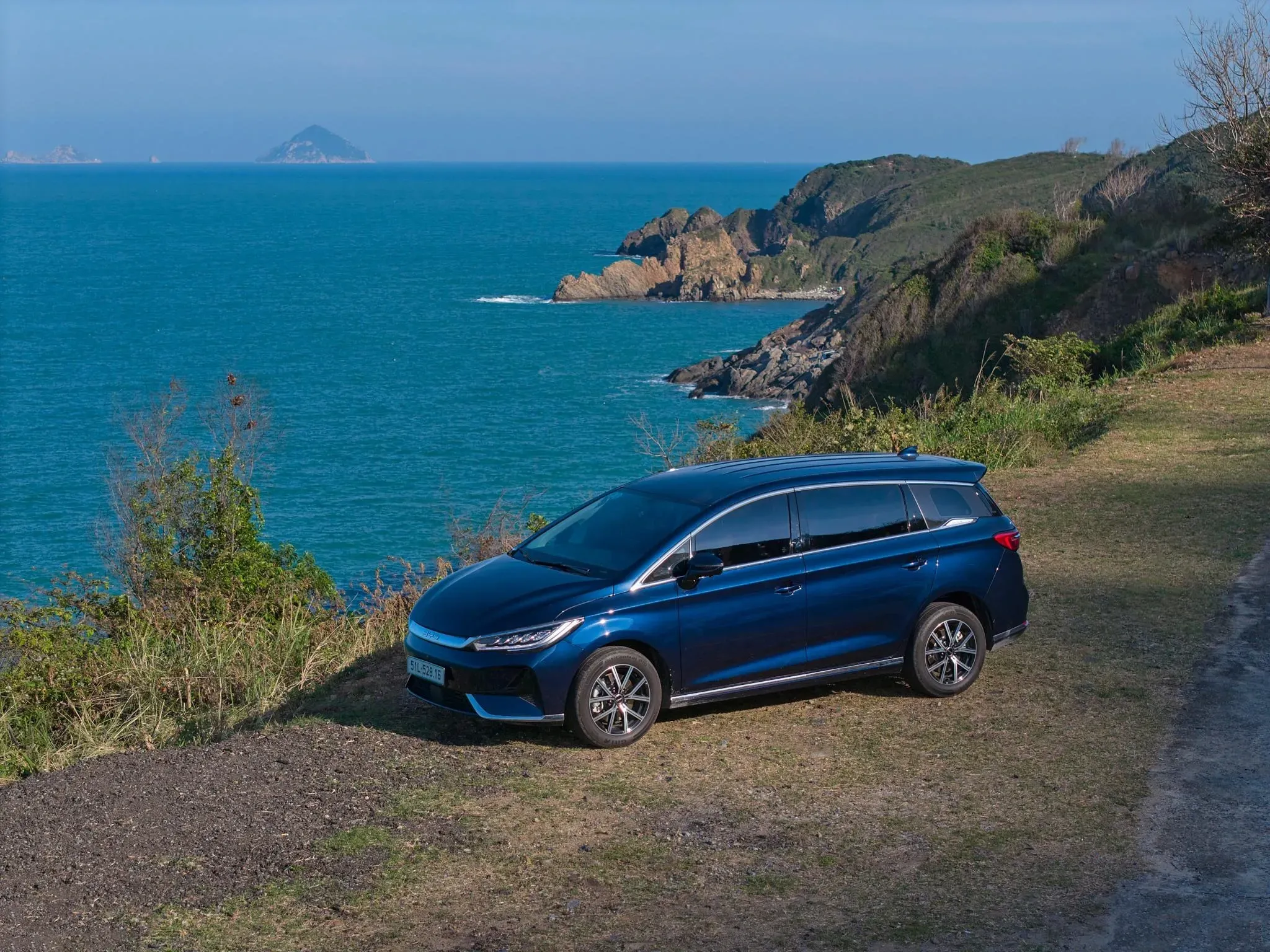 byd-m6-tren-duong.webp