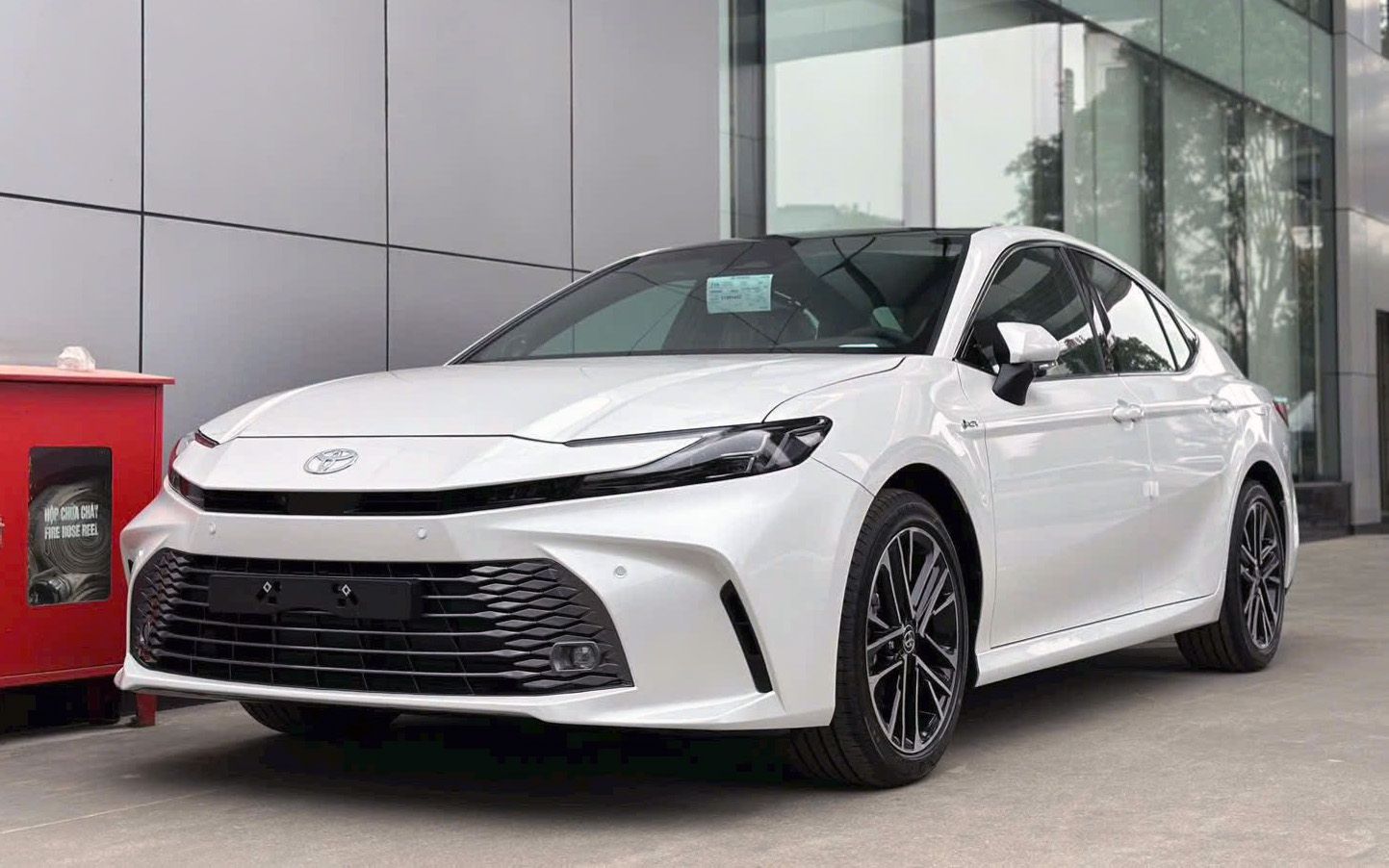 camry-hev-1766361805819-176636180608061774991.webp