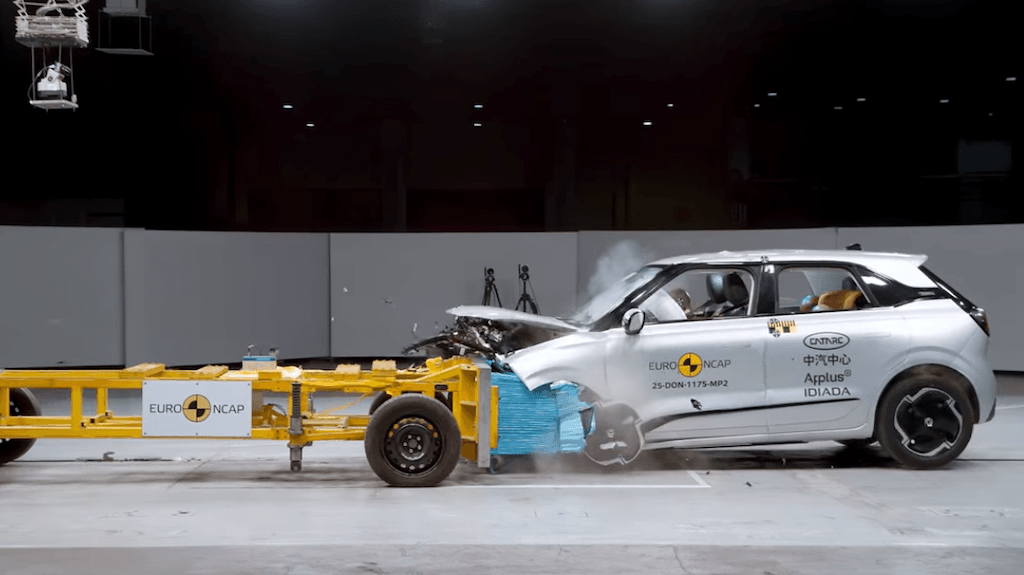 Xe điện Trung Quốc Dongfeng lộ điểm yếu sau bài thử va chạm