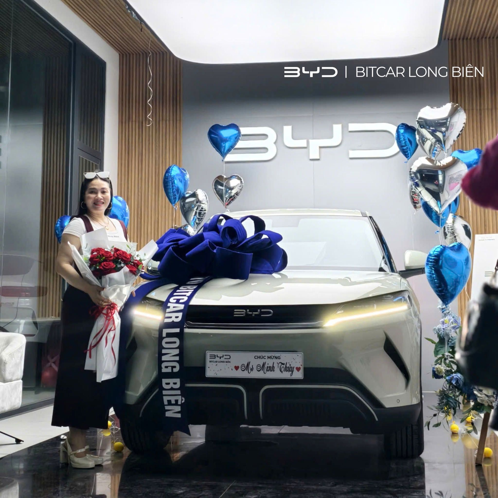 Khách hàng nhận xe BYD Atto 2 lăn bánh tại BYD Long Biên 4S Hà Nội