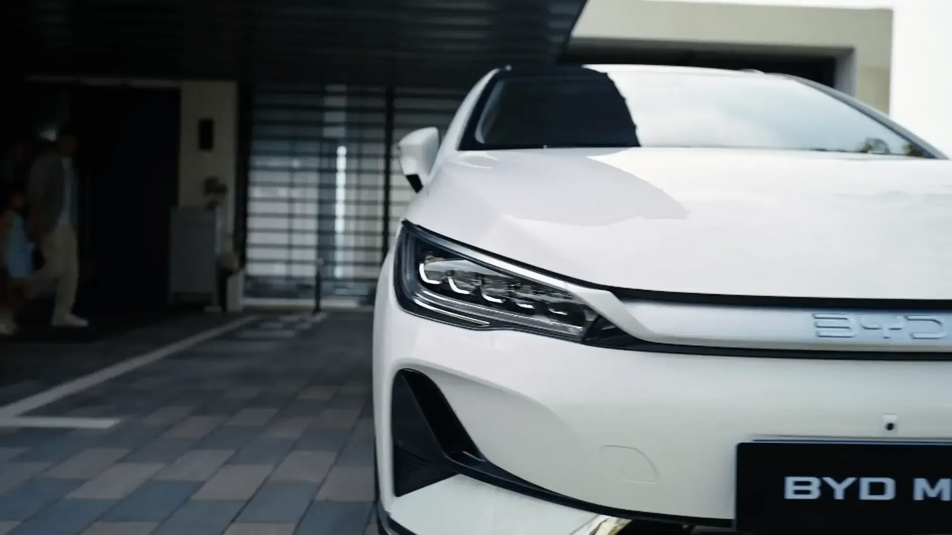 BYD M6