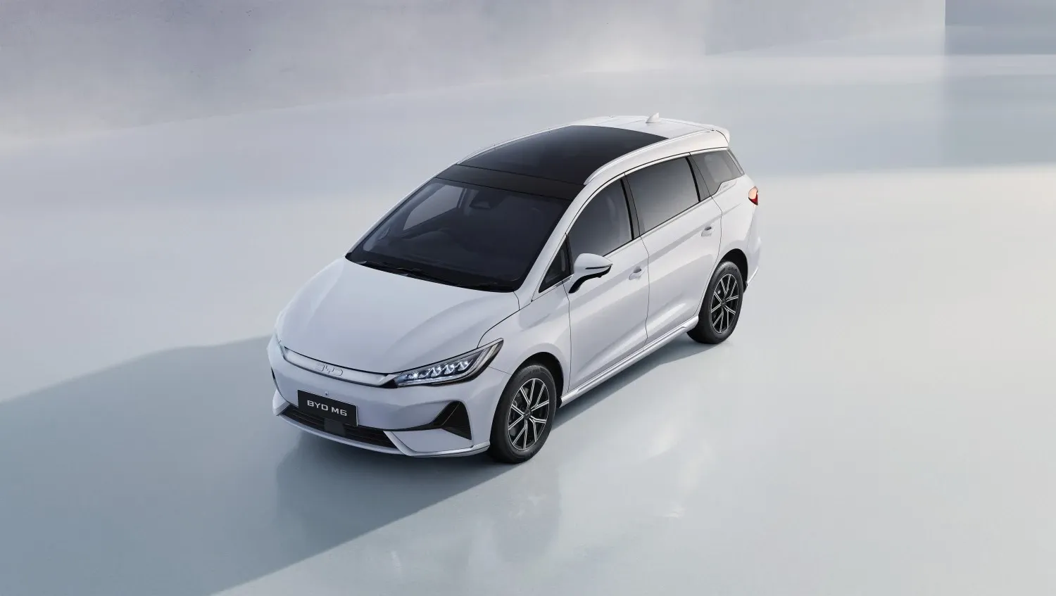 byd-m6-image-3