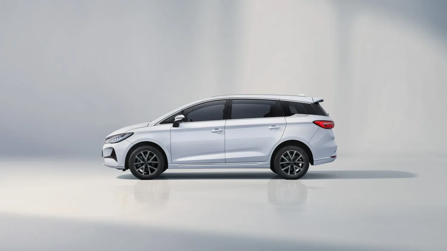 byd-m6-image-8